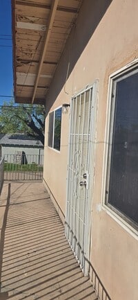 Building Photo - 821 N Vineyard Ave