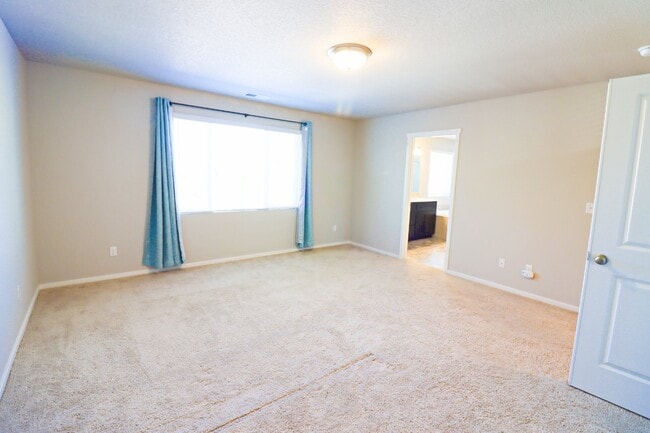 Building Photo - 3/2.5 Home in SE Bend with access to commu...