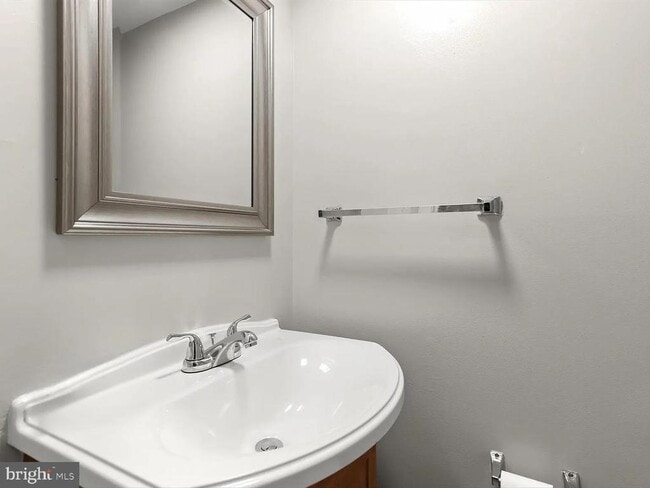 Building Photo - 9075 N Laurel Rd