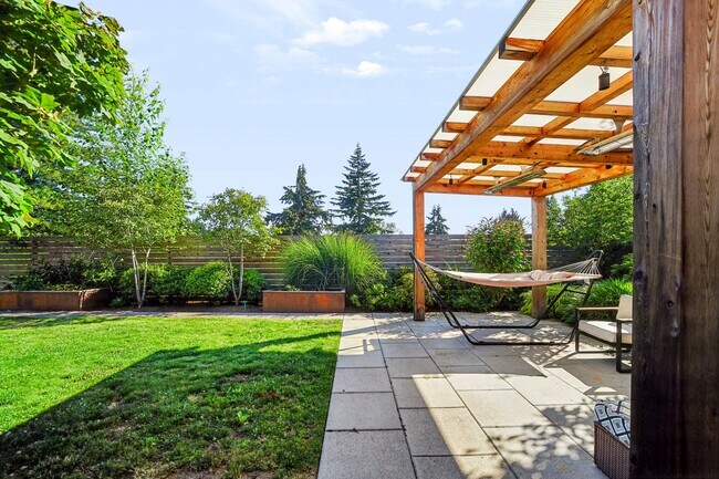 Building Photo - Midcentury Home In Hawthorne Hills-Quiet Neighborhood with Scenic views Minutes from UW