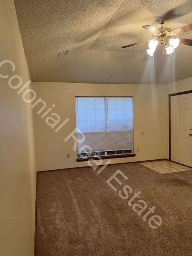 Building Photo - Spacious 3 Bed/2 Bath home with a fireplace!