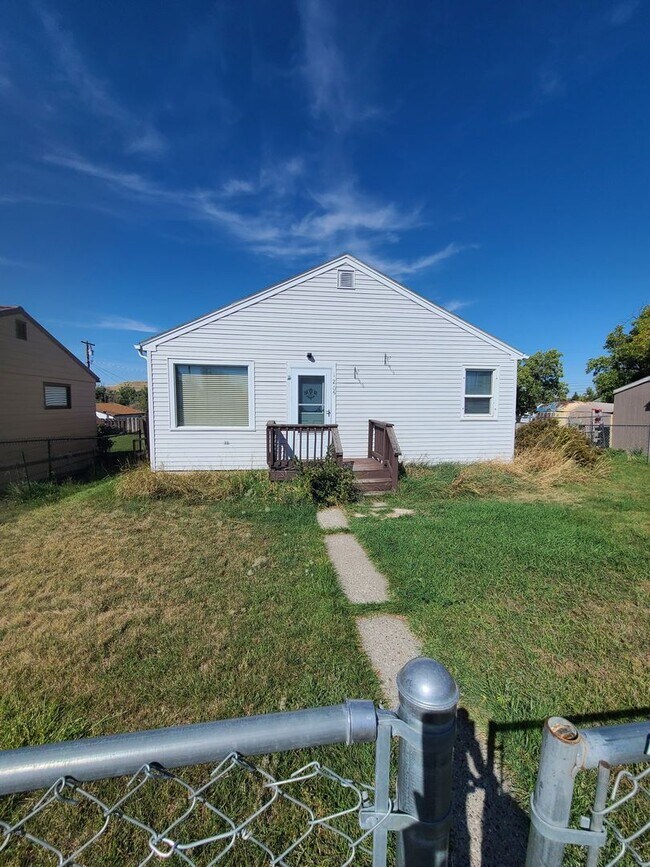 Building Photo - 2 bedroom with an amazing garage