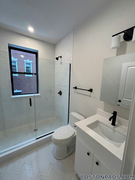 Building Photo - 176 Salem St