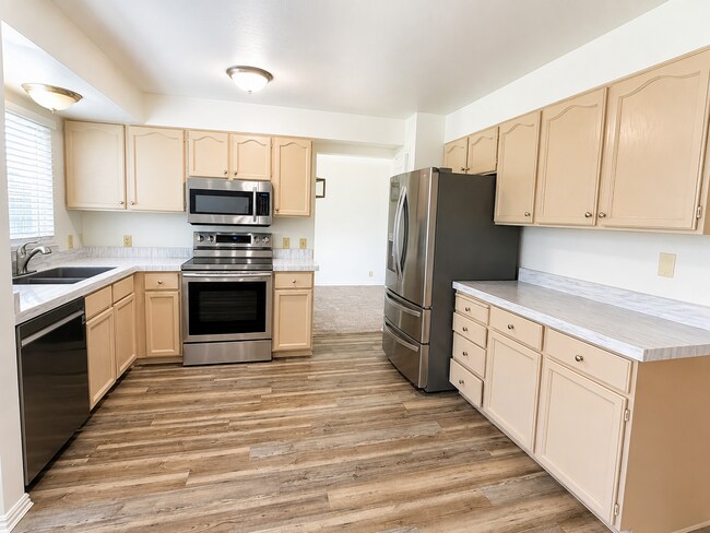 Building Photo - Spacious 5-Bedroom Sandy Home with Large Fenced Yard