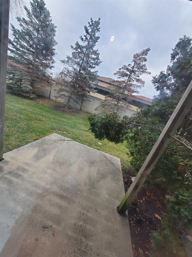 Building Photo - 2 Bed / 2 Bath Condo with In-Unit Laundry, Granite Countertops, Ceiling Fans, All Appliances, Car...