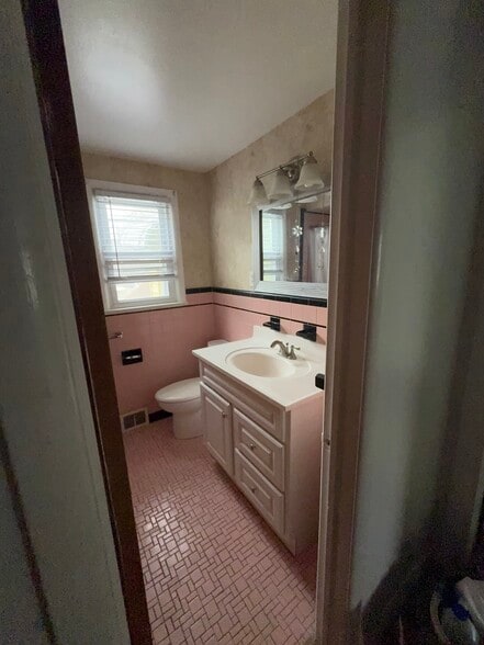 Bathroom - 45 N 21st St