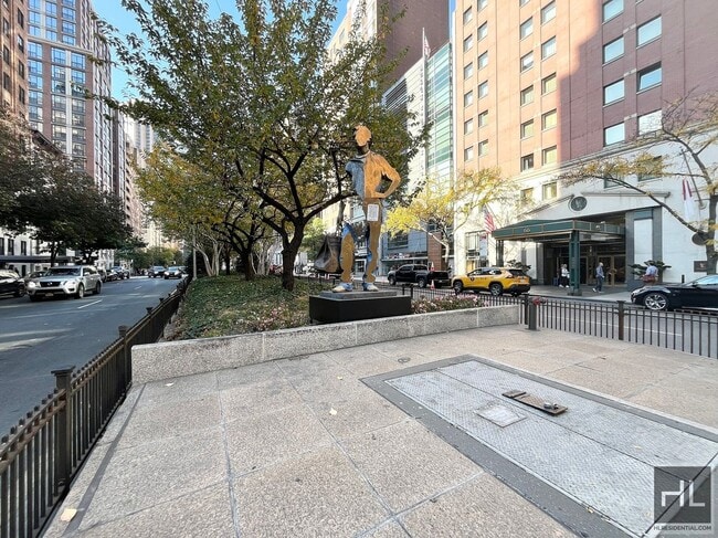 Building Photo - 165 E 35th St