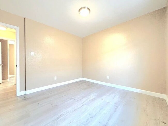 Building Photo - 1385 E Vernon Ave