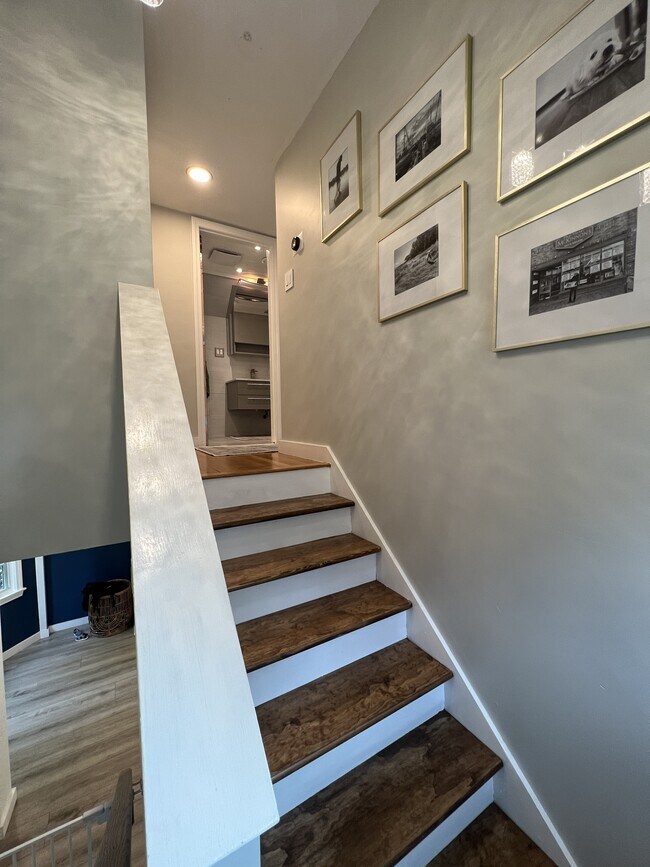 Building Photo - 4 Day St