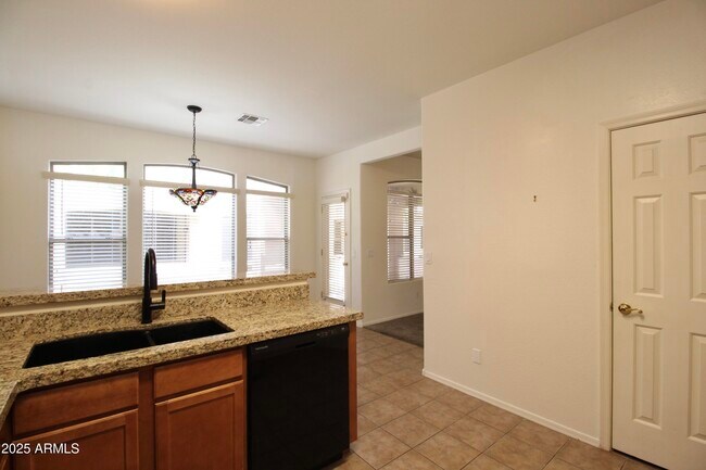 Building Photo - 2600 E Springfield Pl