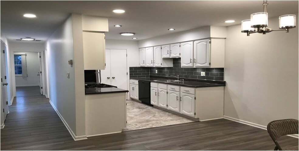 Building Photo - 18 John St