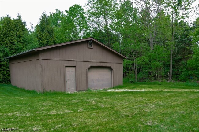 Building Photo - 10 Maple Ln