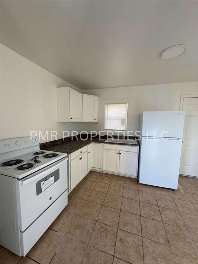 Building Photo - 2Bedroom/1Bathroom-House