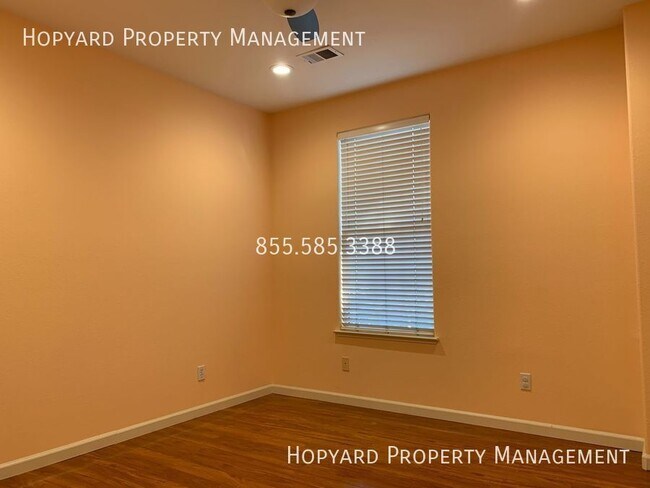 Building Photo - 933 Desmet Dr