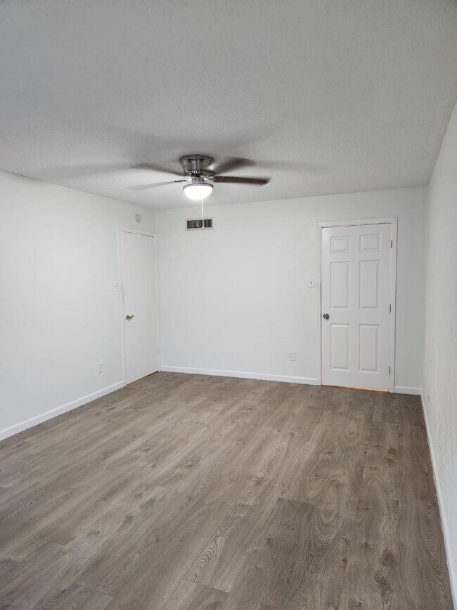 Building Photo - 4618 Country Creek Dr