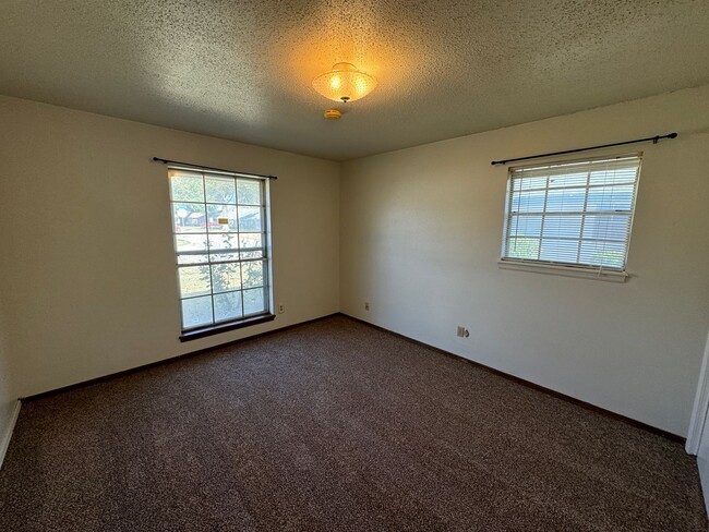 Building Photo - 2 bed 2 bath duplex, new carpet and paint!