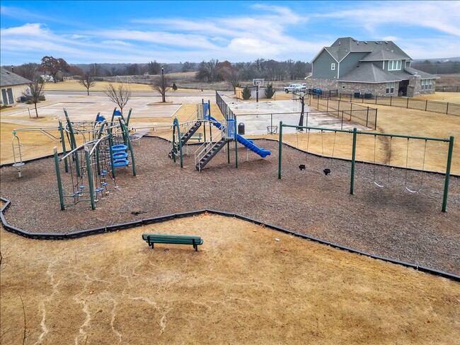 Building Photo - Spacious Edmond Home