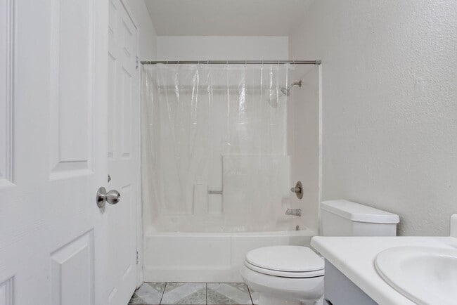 Building Photo - 808 Hedge Way