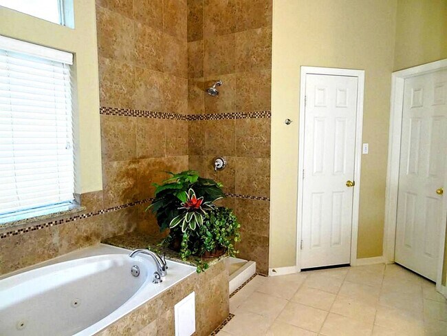 Building Photo - 10114 Crescent Bluff Ln