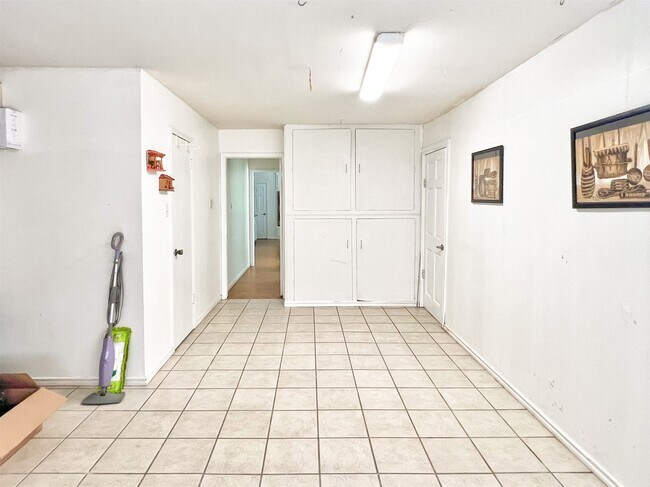 Building Photo - 16902 Summit Oaks Ln