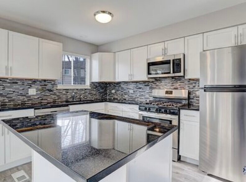 Building Photo - 486 Buckingham Dr