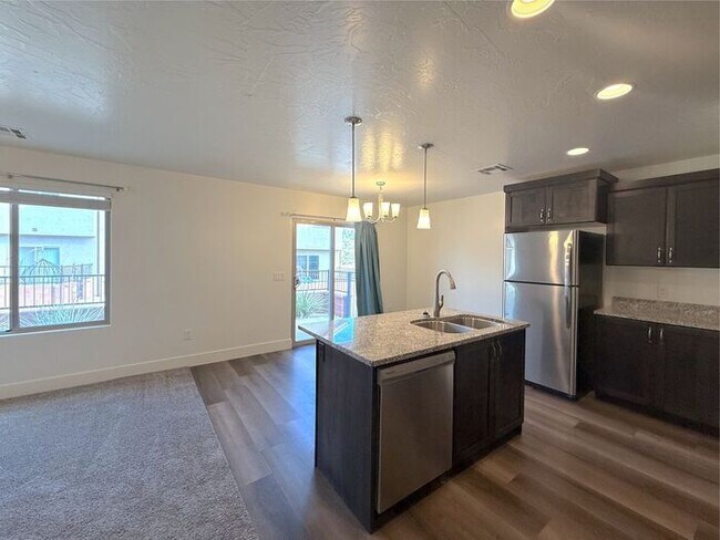Building Photo - 4 bed, 2.5 bath home w/2 car garage