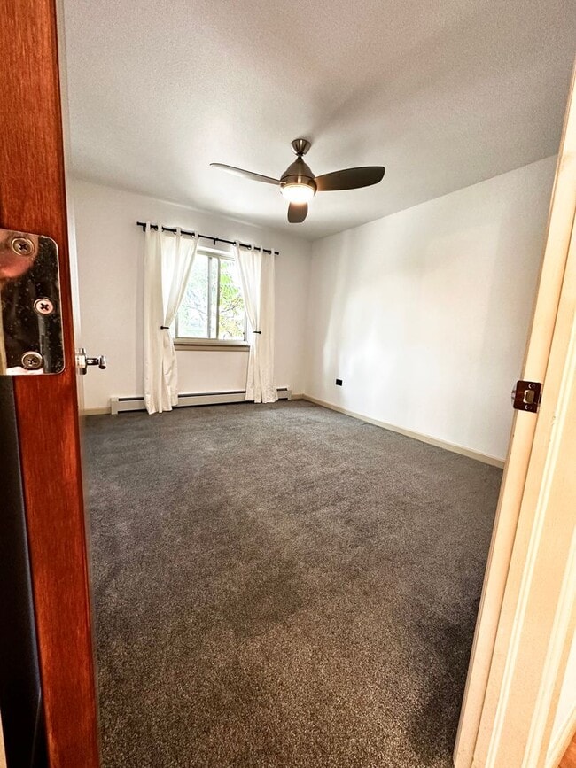 Building Photo - Prime Location Condo: Bright 1 Bed, 1 Bath...