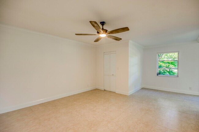 Building Photo - 6865 Huntington Ln