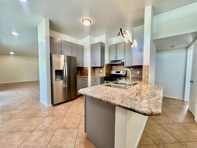 Building Photo - AVAILABLE NOW! 3 Bedroom 2 Bathroom POOL HOME in Palm Springs !