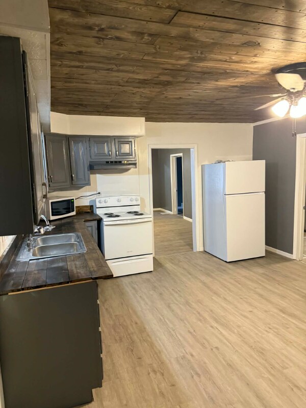 Building Photo - 313 E 4th St