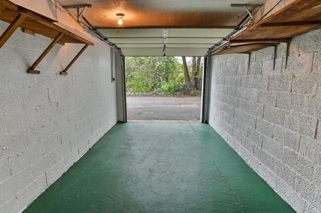 Building Photo - 3 Bedroom with Parking on Berryhill
