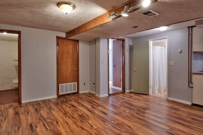 Building Photo - 563 S 35th St