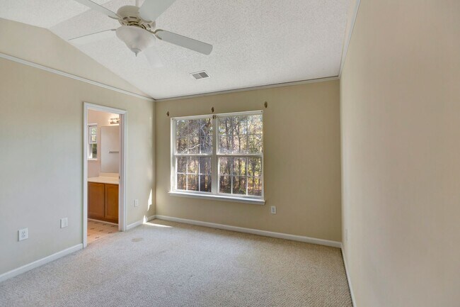 Building Photo - Townhouse available in Summer Wood!