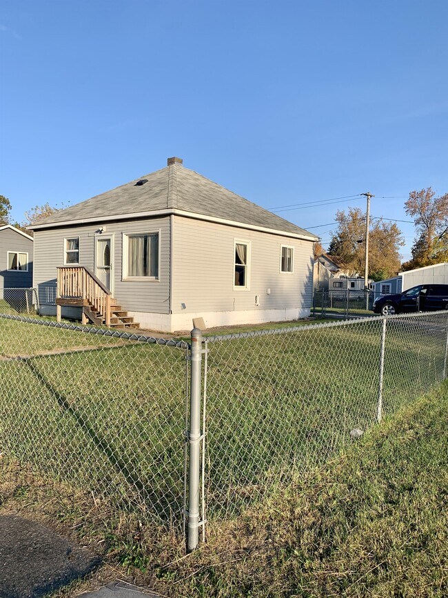 Building Photo - 228 E Hibbing Ave