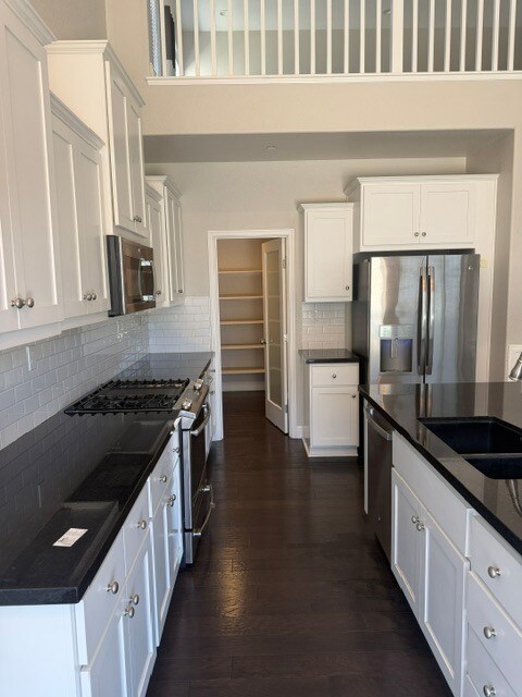 Building Photo - Gorgeous 3 Bedroom 3 Bathroom Plus Loft Area Home