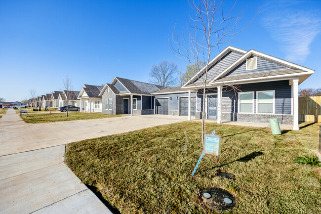 Building Photo - 817 Vly Oaks Ln