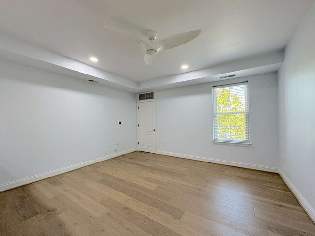 Building Photo - "Chic Urban Retreat: Stylish 1-Bed Condo with Hardwood Elegance in the Heart of Alexandria!"