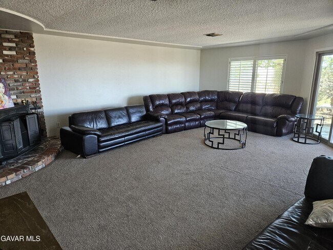 Building Photo - 615 Lakeview Dr