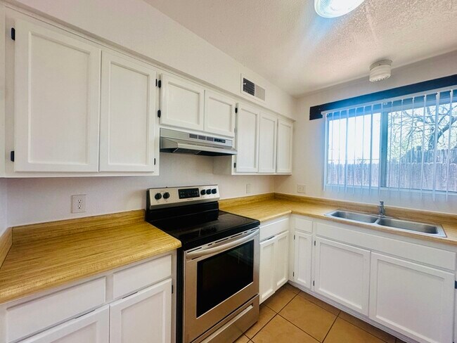 Building Photo - Spacious Townhome Style Home with Large Ya...