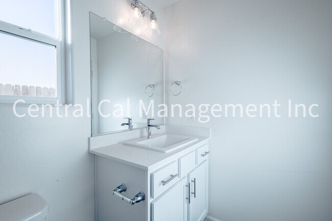 Building Photo - 4 Bedroom/2 Bath Home with Solar in the Desired Southwest!