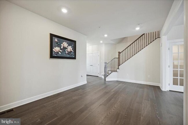 Building Photo - 325 Piper Ln