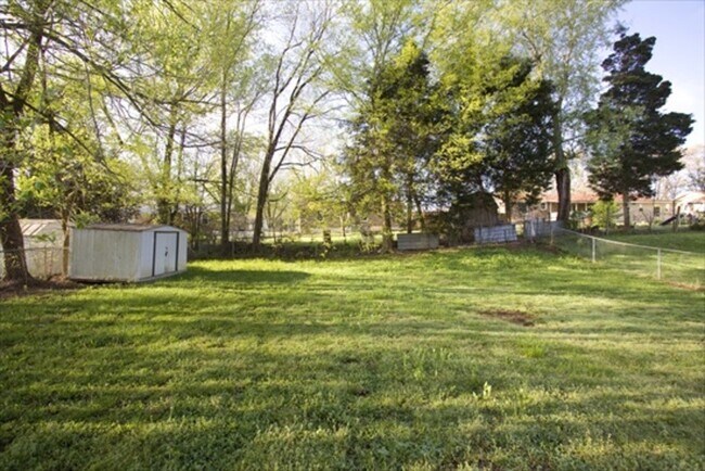 Building Photo - 385 Louise Ln