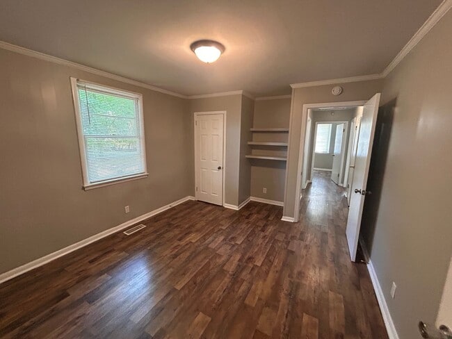 Building Photo - 4503 Lakeview Dr NW
