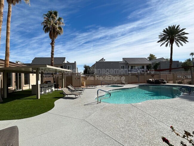 Building Photo - 920 E Devonshire Ave