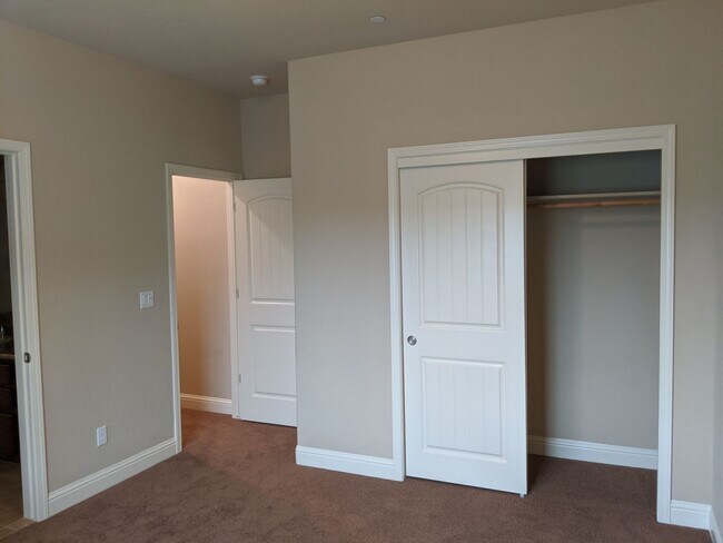 Building Photo - Newer construction home with open floor plan and nice upgrades. Clovis unified schools.