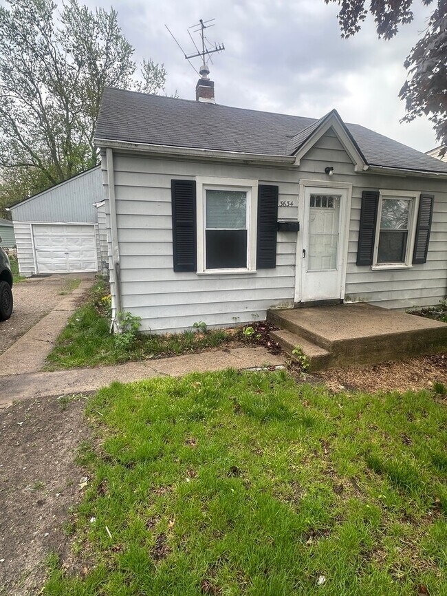 Primary Photo - 3 Bed 1 bath ranch with Garage