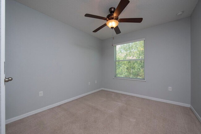 Building Photo - Nice 3/2.5 Townhouse with Garage in Lake N...