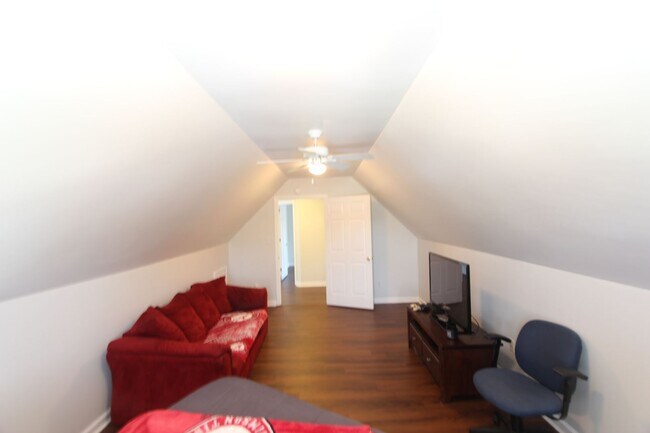 Building Photo - 4 Bedroom 2.5 Bath Lake Cyrus Beauty LOADE...