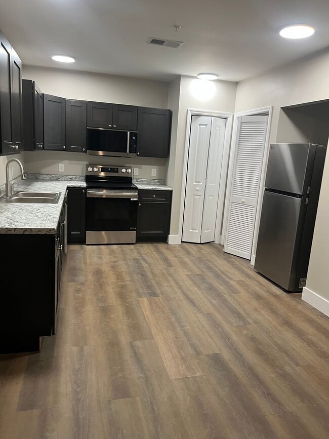 Building Photo - 2 Bedroom/2 Bath Newly Renovated Apartment for Lease