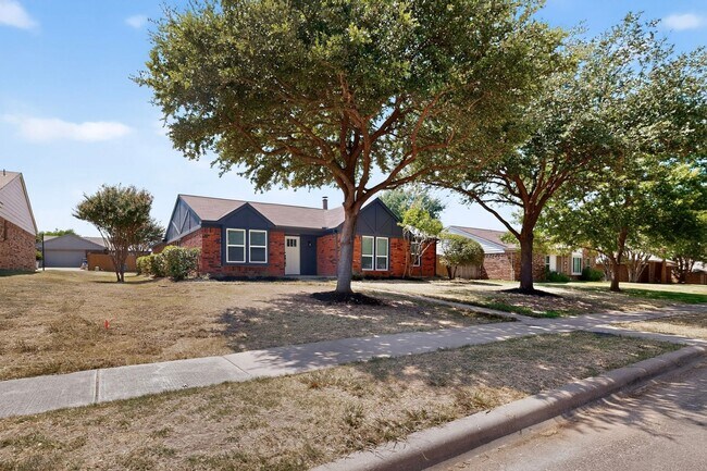 Building Photo - 215 Aspenway Dr